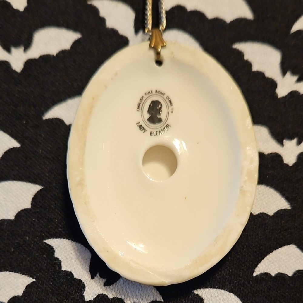 Vintage Lady Eleanor Necklace - Picture 8 of 9